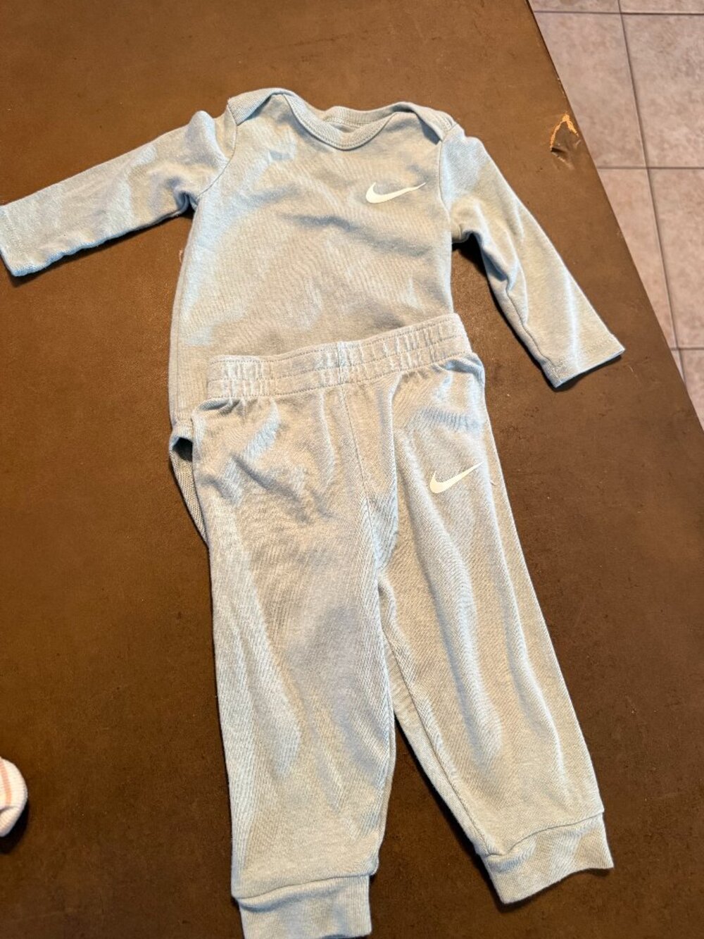 Nike Bodysuit & Joggers 2 piece Set green 9 months (160)